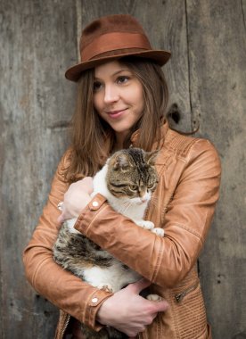 Sevimli kedi kadınla 