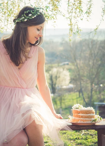 Güzel gelin kız çıplak tarzı çiçekli pembe weedding pasta ile