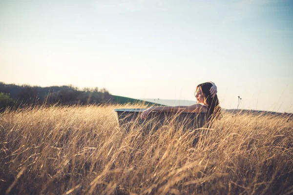 Kadın küvet alan içinde döşeme
