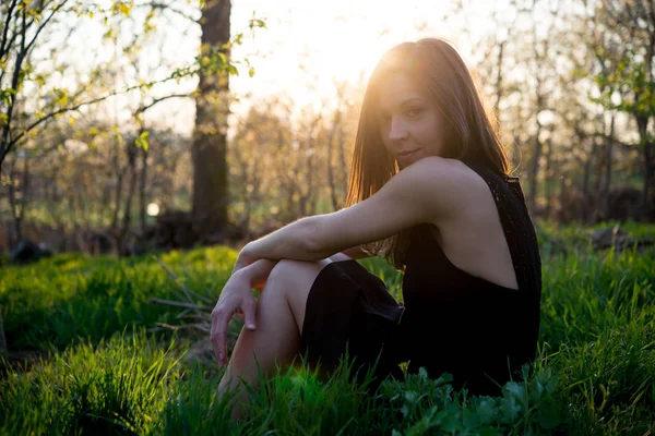 Menina morena bonita desfrutar de um jardim de primavera com flor — Fotografia de Stock