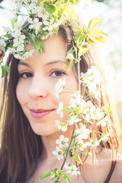 Menina morena bonita desfrutar de um jardim de primavera com flor — Fotografia de Stock