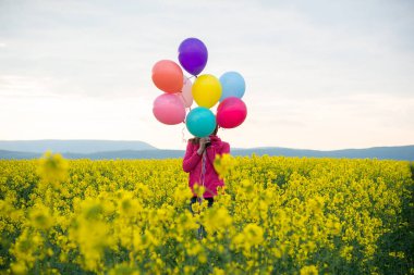 Renkli balonlar alanında güzel kadınla