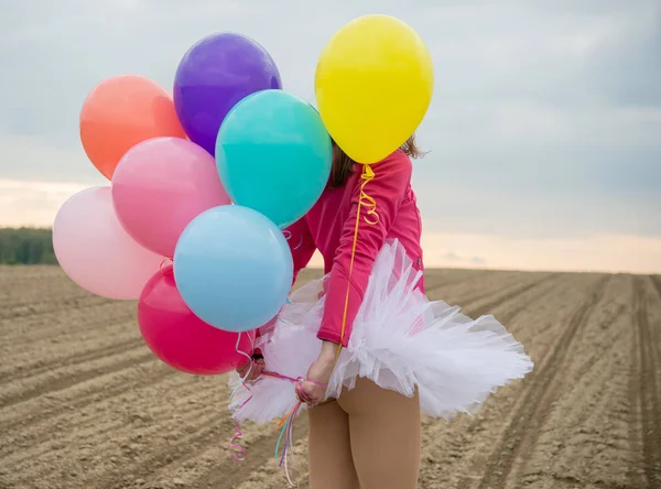 Uśmiechnięta kobieta z kolorowych balonów w tutu balet — Zdjęcie stockowe