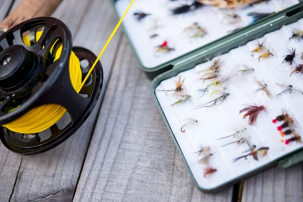 Equipo de pesca con mosca en el banco — Foto de Stock