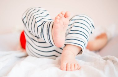 Bebek bacakları evde