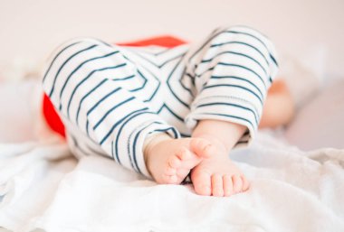 Bebek bacakları evde