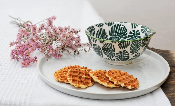 Tasse Tee mit Keksen und Blume — Stockfoto