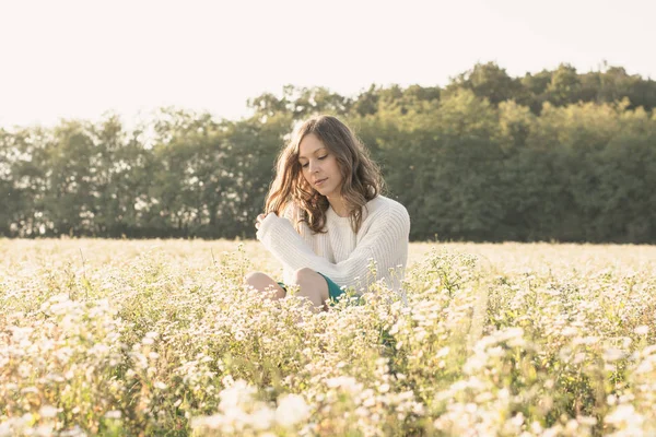 Mujer en el campo de oro - Luz solar india de verano — Foto de Stock