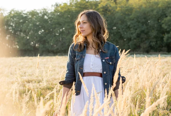 Kadın altın alan - Hint yaz güneş ışığı üzerinde