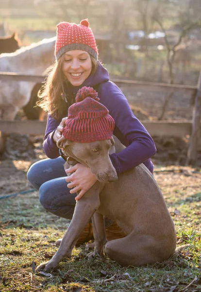 Όμορφη Γυναίκα Που Παίζει Σκυλί Weimaraner — Φωτογραφία Αρχείου