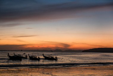 Krabi, Tayland 'da güzel bir gün batımı olan tekneler.