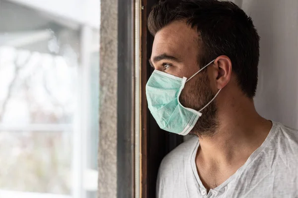 Evdeki adamlar maskeli karantinada