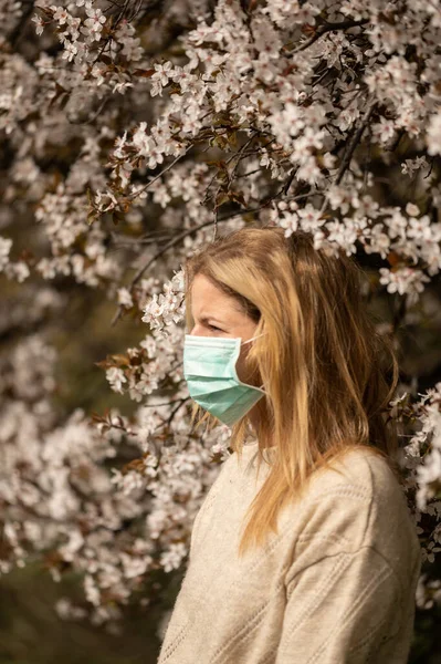 Woman Mask Enjoy Corona Virus Quarantine Garden — Stock Photo, Image