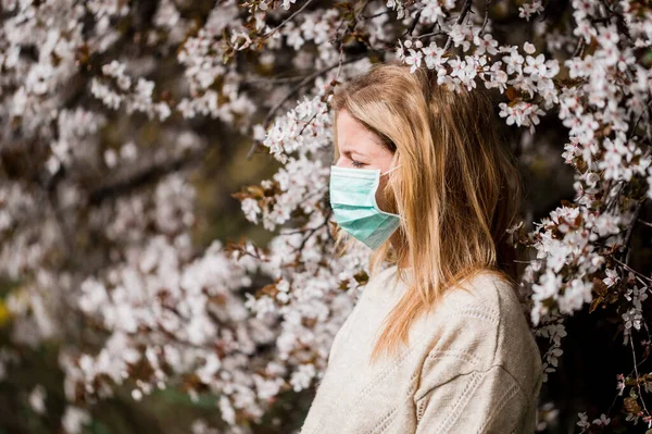 Kvinna Mask Njuta Koronavirus Karantän Trädgården Stockfoto