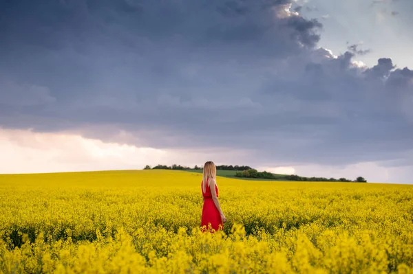 Beautiful Blonde Model Rapeseed Field Storm — Stock Photo, Image