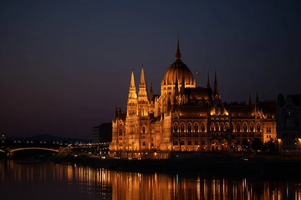 布达佩斯与匈牙利议会的夜景 — 图库照片