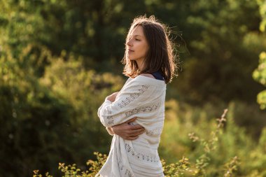 Güzel kadın doğanın ve bahar havasının tadını çıkar.