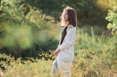 Güzel kadın doğanın ve bahar havasının tadını çıkar.