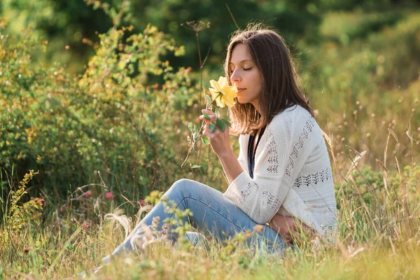 Schöne Frau Sitzt Auf Einem Feld Mit Gelber Rose — Stockfoto