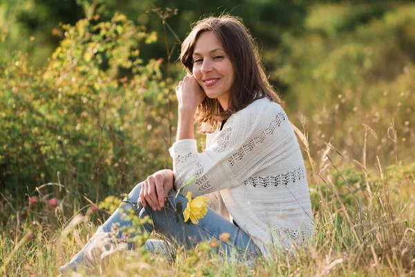 Schöne Frau Sitzt Auf Einem Feld Mit Gelber Rose — Stockfoto