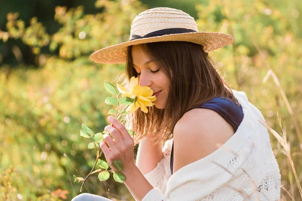 Schöne Frau Sitzt Auf Einem Feld Mit Gelber Rose — Stockfoto