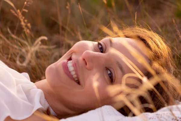 Schöne Frau Genießt Die Natur Und Das Frühlingswetter Stockbild