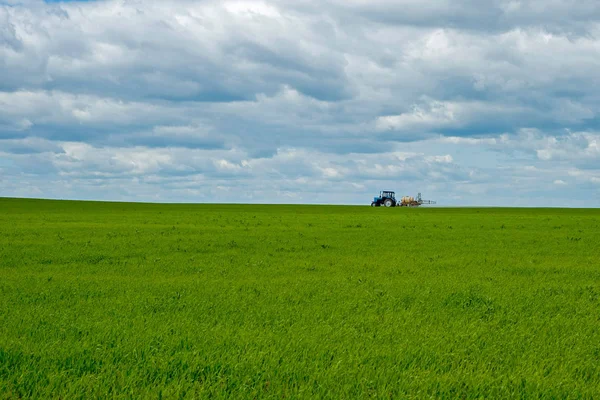 Travaux Agricoles Sur Terrain Tracteur Effectue Arrosage Des Cultures — Photo