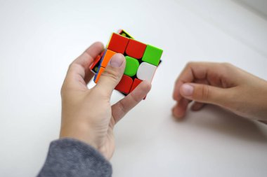 Perma, Rusya, 28 Eylül 2019 Rubik küpü bir çocuğun elinde. Çocuk bir Rubik küpünü arka planda tutuyor, onunla oynuyor. Kapat..
