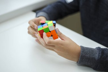 Perma, Rusya, 28 Eylül 2019 Rubik küpü bir çocuğun elinde. Çocuk bir Rubik küpünü arka planda tutuyor, onunla oynuyor. Kapat..