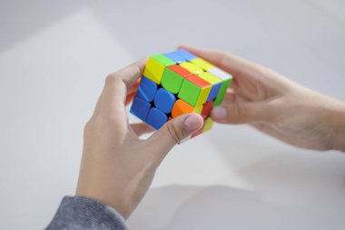 Perma, Rusya, 28 Eylül 2019 Rubik küpü bir çocuğun elinde. Çocuk bir Rubik küpünü arka planda tutuyor, onunla oynuyor. Kapat..