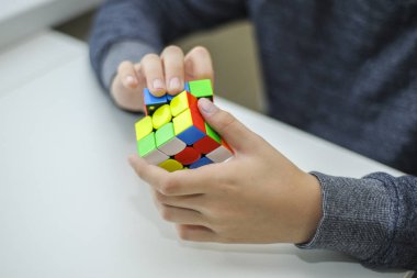 Perma, Rusya, 28 Eylül 2019 Rubik küpü bir çocuğun elinde. Çocuk bir Rubik küpünü arka planda tutuyor, onunla oynuyor. Kapat..