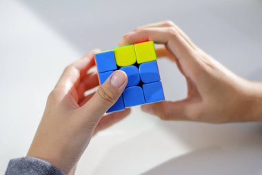 Perma, Rusya, 28 Eylül 2019 Rubik küpü bir çocuğun elinde. Çocuk bir Rubik küpünü arka planda tutuyor, onunla oynuyor. Kapat..