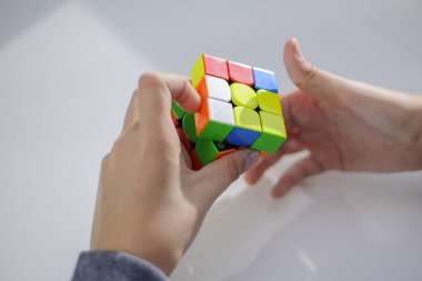 Perma, Rusya, 28 Eylül 2019 Rubik küpü bir çocuğun elinde. Çocuk bir Rubik küpünü arka planda tutuyor, onunla oynuyor. Kapat..