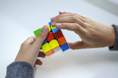 Perma, Rusya, 28 Eylül 2019 Rubik küpü bir çocuğun elinde. Çocuk bir Rubik küpünü arka planda tutuyor, onunla oynuyor. Kapat..