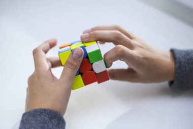 Perma, Rusya, 28 Eylül 2019 Rubik küpü bir çocuğun elinde. Çocuk bir Rubik küpünü arka planda tutuyor, onunla oynuyor. Kapat..