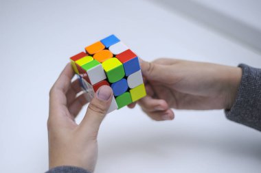 Perma, Rusya, 28 Eylül 2019 Rubik küpü bir çocuğun elinde. Çocuk bir Rubik küpünü arka planda tutuyor, onunla oynuyor. Kapat..