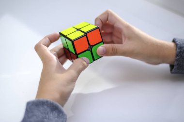 Perma, Rusya, 28 Eylül 2019 Rubik küpü bir çocuğun elinde. Çocuk bir Rubik küpünü arka planda tutuyor, onunla oynuyor. Kapat..