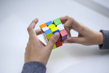 Perma, Rusya, 28 Eylül 2019 Rubik küpü bir çocuğun elinde. Çocuk bir Rubik küpünü arka planda tutuyor, onunla oynuyor. Kapat..