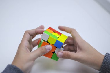 Perma, Rusya, 28 Eylül 2019 Rubik küpü bir çocuğun elinde. Çocuk bir Rubik küpünü arka planda tutuyor, onunla oynuyor. Kapat..