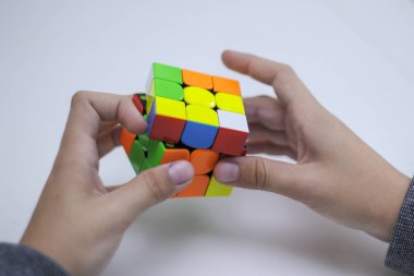 Perma, Rusya, 28 Eylül 2019 Rubik küpü bir çocuğun elinde. Çocuk bir Rubik küpünü arka planda tutuyor, onunla oynuyor. Kapat..