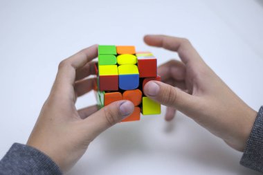 Perma, Rusya, 28 Eylül 2019 Rubik küpü bir çocuğun elinde. Çocuk bir Rubik küpünü arka planda tutuyor, onunla oynuyor. Kapat..