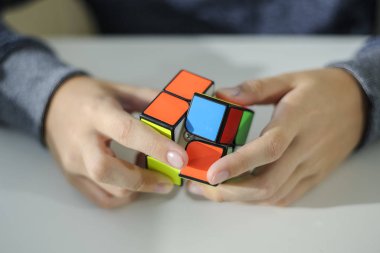 Perma, Rusya, 28 Eylül 2019 Rubik küpü bir çocuğun elinde. Çocuk bir Rubik küpünü arka planda tutuyor, onunla oynuyor. Kapat..
