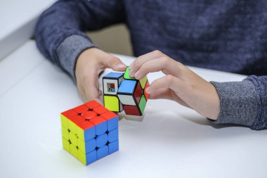 Perma, Rusya, 28 Eylül 2019 Rubik küpü bir çocuğun elinde. Çocuk bir Rubik küpünü arka planda tutuyor, onunla oynuyor. Kapat..