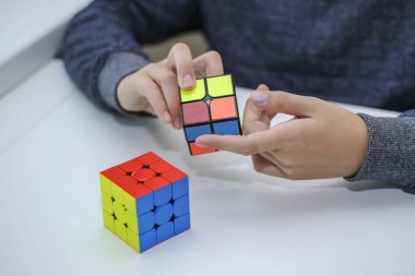 Perma, Rusya, 28 Eylül 2019 Rubik küpü bir çocuğun elinde. Çocuk bir Rubik küpünü arka planda tutuyor, onunla oynuyor. Kapat..