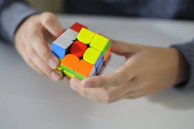 Perma, Rusya, 28 Eylül 2019 Rubik küpü bir çocuğun elinde. Çocuk bir Rubik küpünü arka planda tutuyor, onunla oynuyor. Kapat..