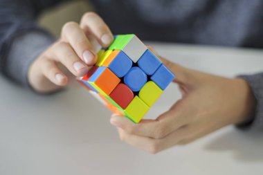 Perma, Rusya, 28 Eylül 2019 Rubik küpü bir çocuğun elinde. Çocuk bir Rubik küpünü arka planda tutuyor, onunla oynuyor. Kapat..