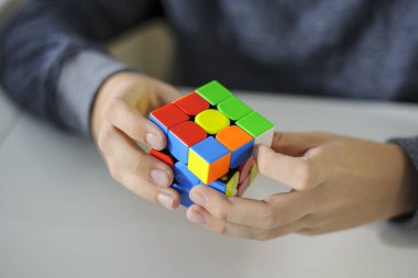 Perma, Rusya, 28 Eylül 2019 Rubik küpü bir çocuğun elinde. Çocuk bir Rubik küpünü arka planda tutuyor, onunla oynuyor. Kapat..