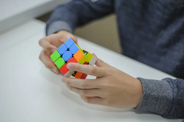 2019年9月28日 俄罗斯Perm Rubik Cube Hands Boy 这孩子拿着一个轻背景的Rubik立方体 靠近点 — 图库照片