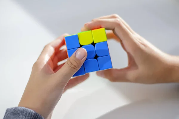 2019年9月28日 俄罗斯Perm Rubik Cube Hands Boy 这孩子拿着一个轻背景的Rubik立方体 靠近点 — 图库照片