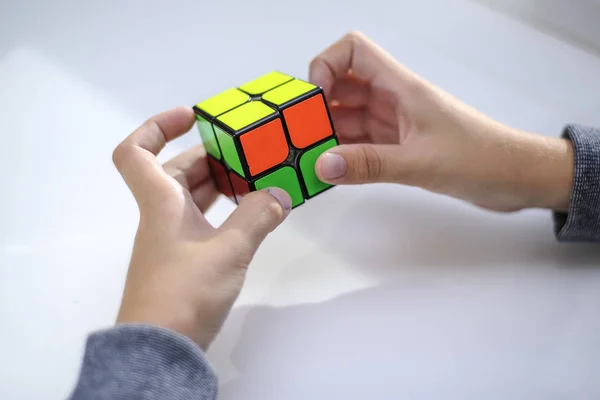 Perm Rusia Septiembre 2019 Cubo Rubik Manos Niño Niño Sostiene — Foto de Stock